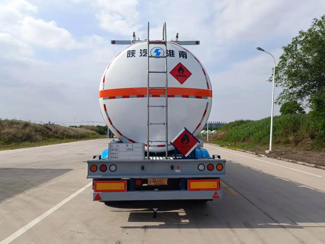 不锈钢保温罐车#危险品运输车 #百万中国车主信赖之选 #罐车
